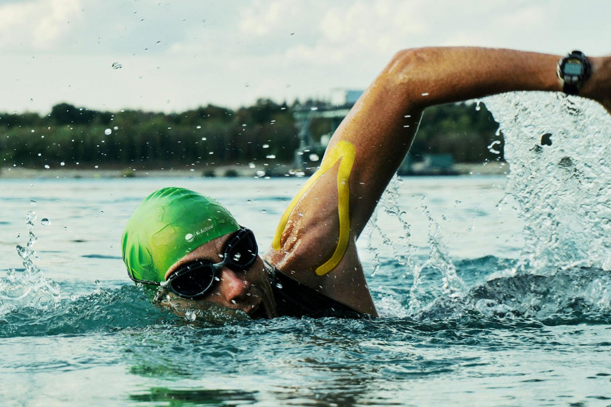 Nuotatore con K-Active Tape Elite